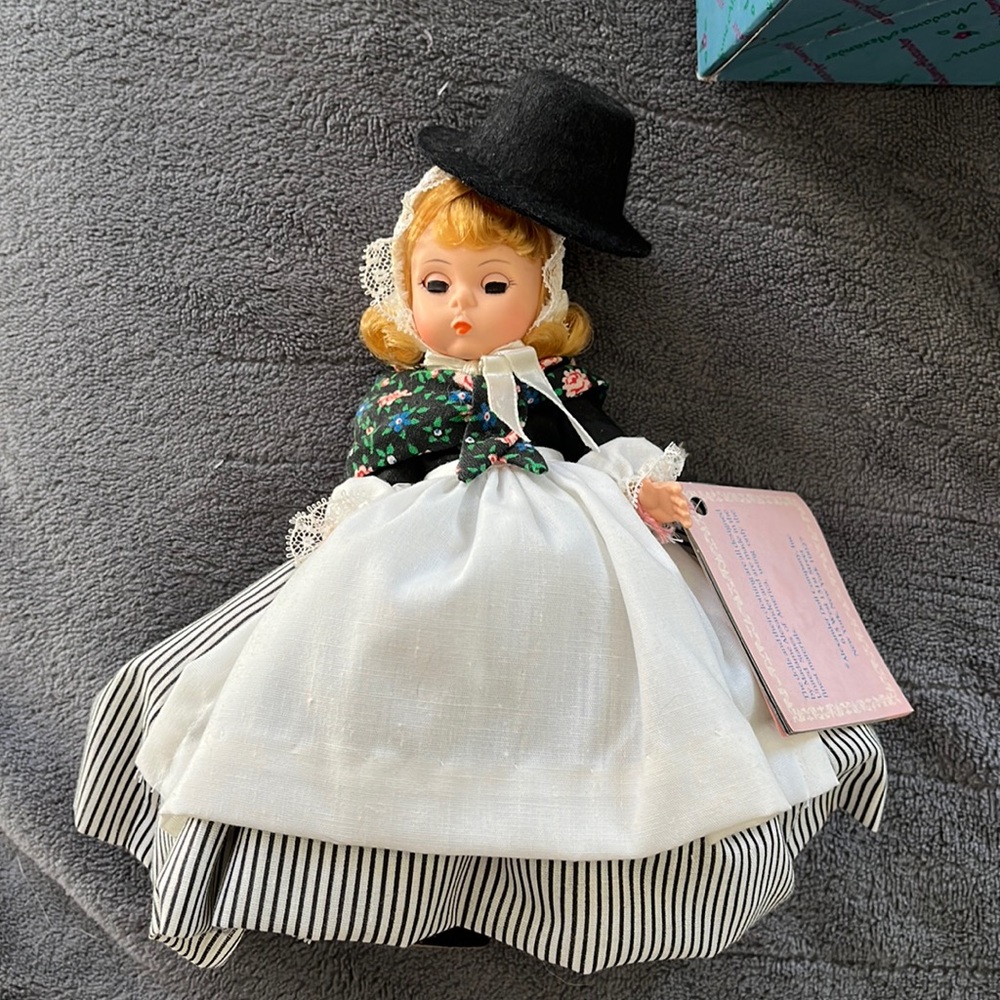 Madame Alexander Miniature Showcase doll